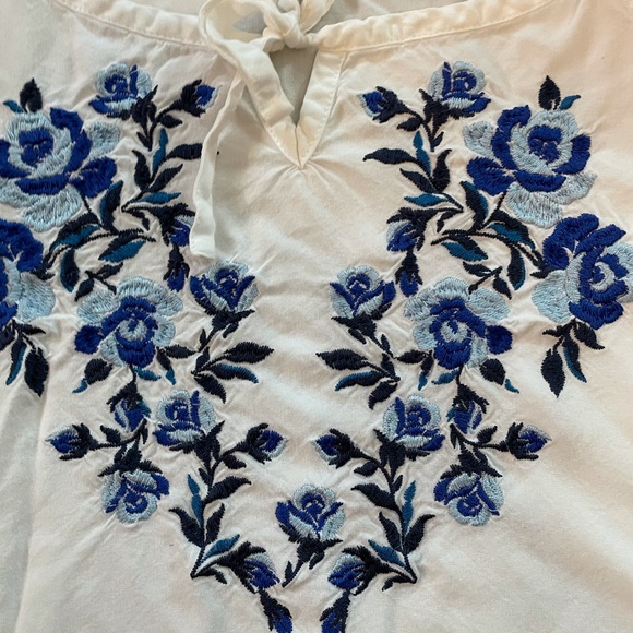 Blair Tops - Blair size large white top with blue floral